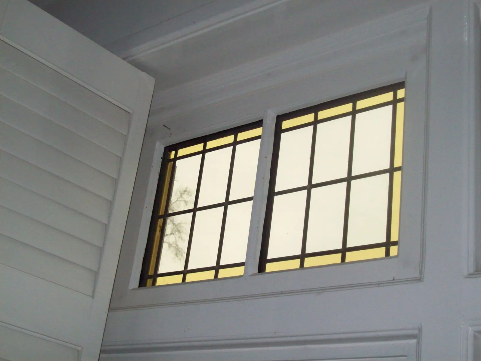 Bovenlichten met geel glas-in-lood