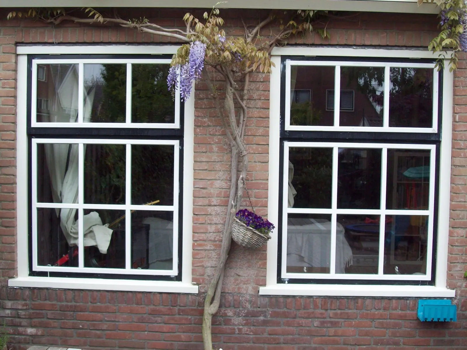 Bakstenen gevel met roedenramen