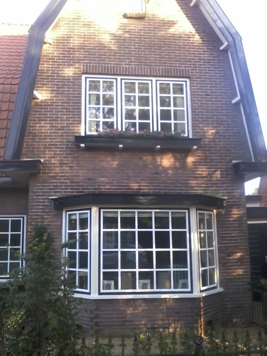 Jaren-30 woning met witte kruisroeden